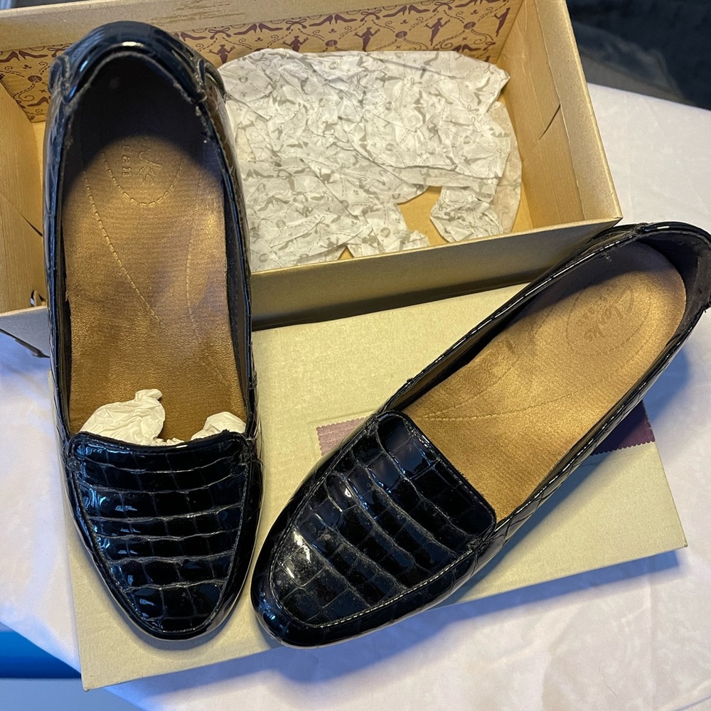 Clarks high quality patent leather flats in croc pattern